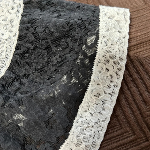 Victoria Secret black and white lace slip top size small - Picture 5 of 6